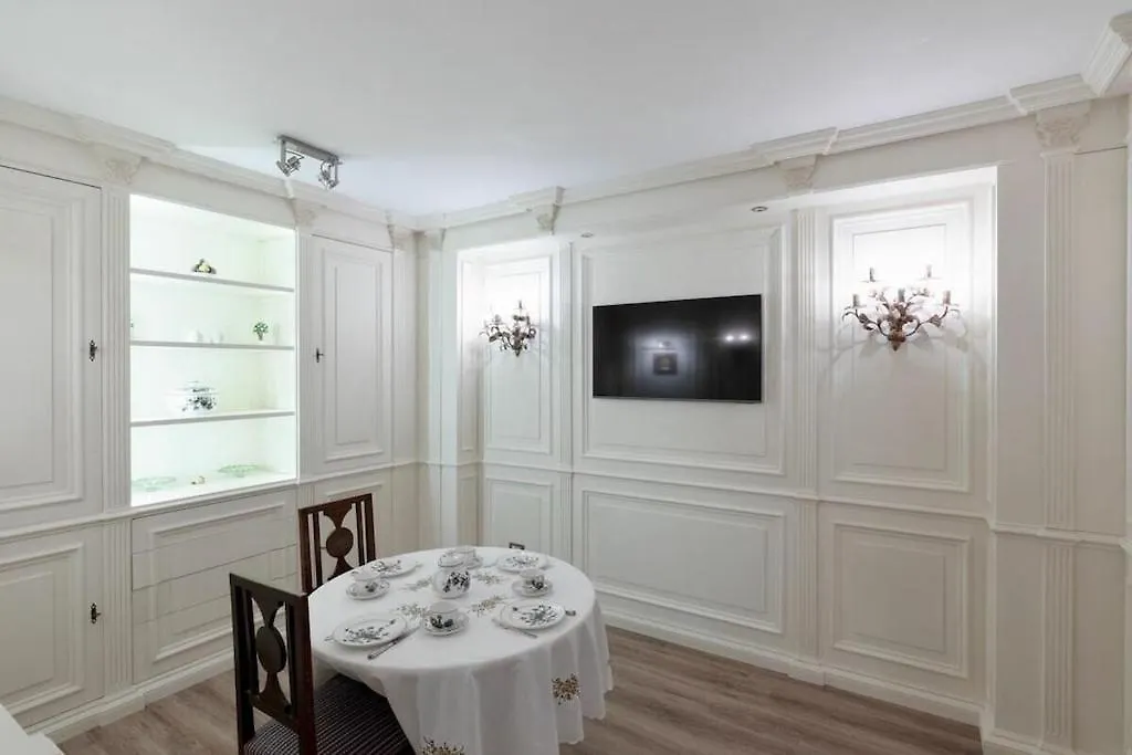 Luxury Apartment Via Giulia With Private Garden Rome Italy